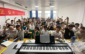 端午飘香，粽情相送：乐达全体师生祝您端午安康，平安祥和！